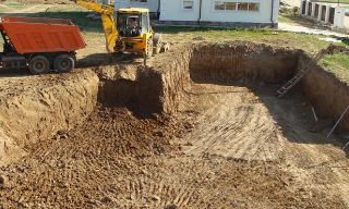Рытье котлованов под фундамент в Ейске – цена от 2570 руб. за м3 | 2Землекопа-Еск