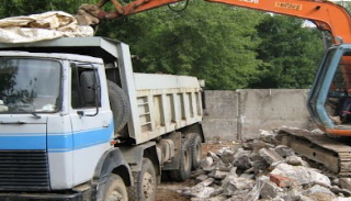 Вывоз строительного мусора с участка в Ейске недорого от 1542 руб. | 2Землекопа-Еск